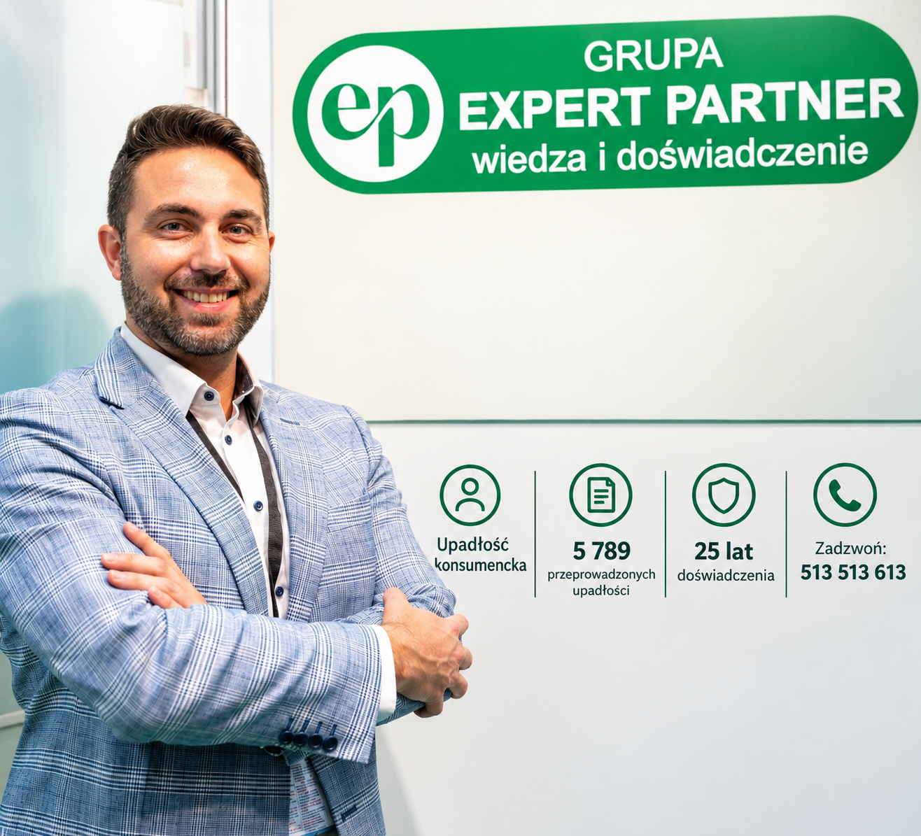 Przedstawiciel Grupy Expert Partner na tle identyfikacji marki